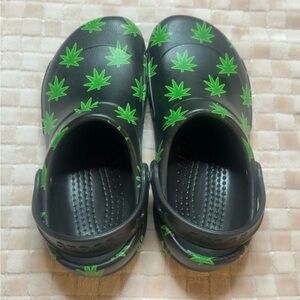Women’s hemp leaf print crocs